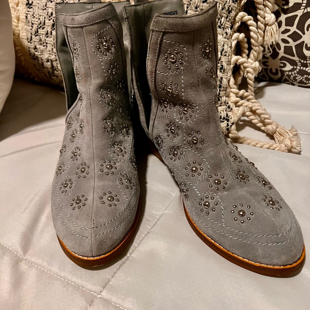 Silent D ankle boots
